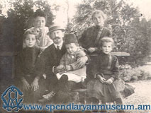 Spendiaryan with his wife and children (Sudak, 1914)