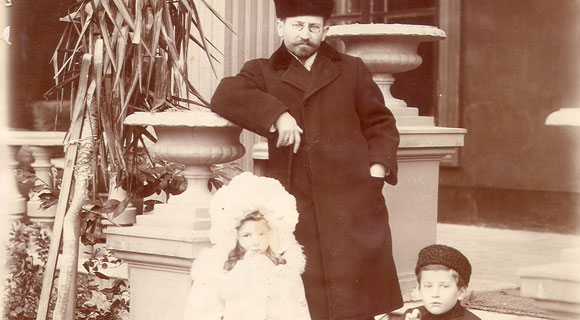 Սպենդիարյանը երեխաների հետ Յալթայի տան բակում (Յալթա 1903 թ.)