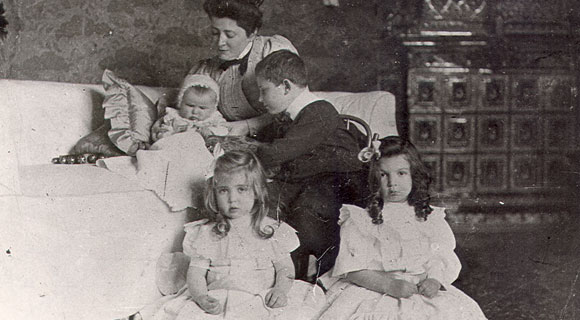 Վարվառա Սպենդիարովան երեխաների հետ (Յալթա 1905-06 թթ.)