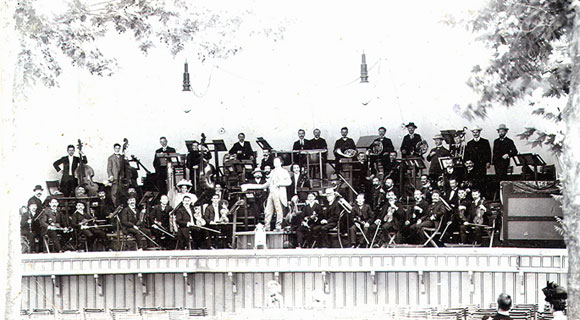  Յալթայի սեզոնային նվագախումբը. կենտրոնում՝ դիրիժոր Աբրակումովը և Սպենդիարյանը (Յալթա 1907)