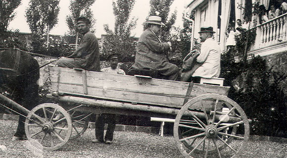 Spendiaryan and Glazunov in Sudak summerhouse yard (Sudak, 1912)
