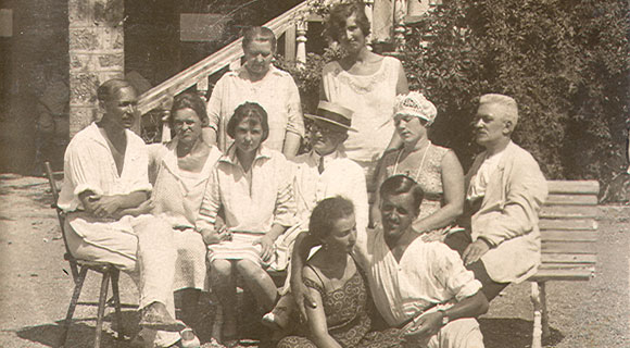 Սպենդիարյանը ազգականների հետ (Սուդակ 1927 թ.)
