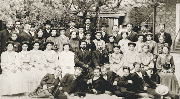  Spendiaryan and A. Chekhov with the amateur choir of Yalta (1902)